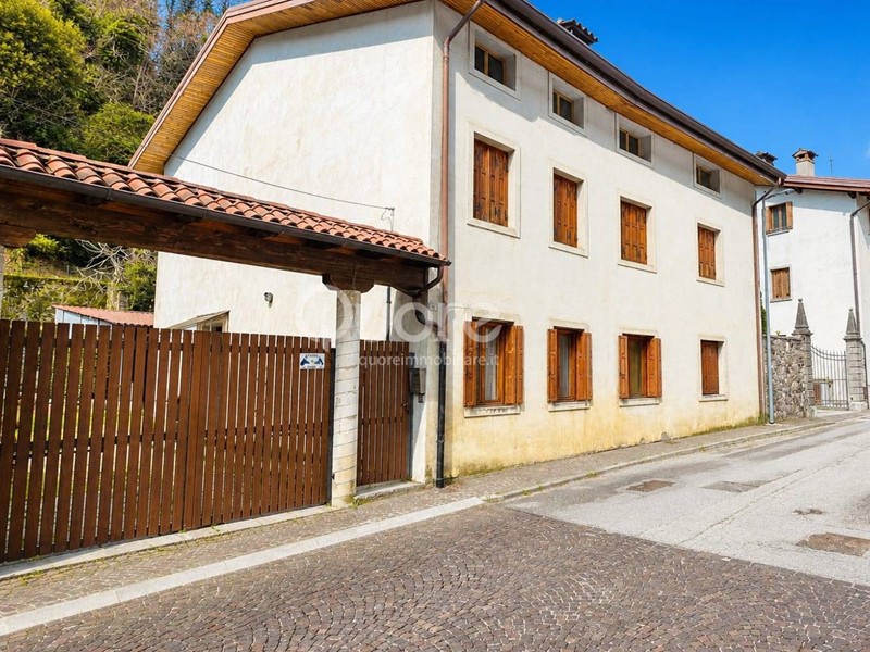 Appartamento in Vendita a Artegna, 100'000&euro;, 182 m²