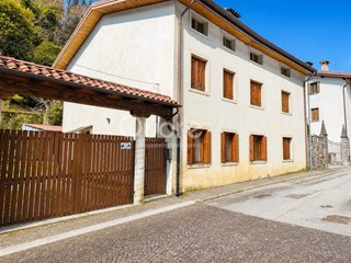 Appartamento in Vendita a Artegna, 100'000&euro;, 182 m²