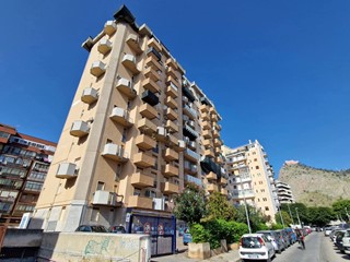 Trilocale in Vendita a Palermo, 140'000&euro;, 71 m²