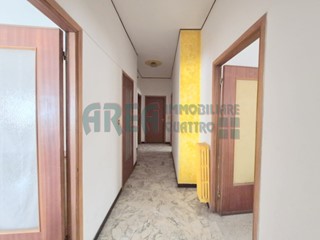 Appartamento in Vendita a Imperia, zona Porto Maurizio, 158'000&euro;, 126 m²