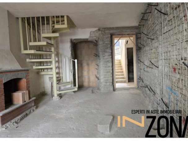 Quadrilocale in Vendita a L'Aquila, 28'064&euro;, 121 m²
