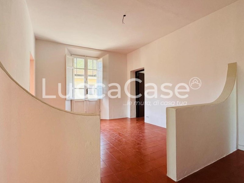 Appartamento in Vendita a Pescaglia, zona Piegaio, 120'000&euro;, 96 m²