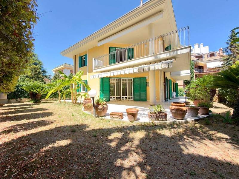 Appartamento in Vendita a San Benedetto del Tronto, 750'000&euro;, 240 m²