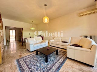 Appartamento in Affitto a Prato, 1'158&euro;, 142 m², arredato
