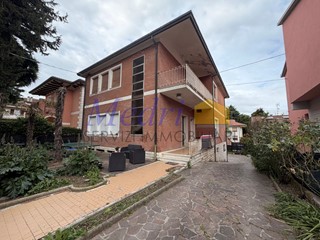Appartamento in Vendita a Cesena, zona Osservanza, 360'000&euro;, 173 m², con Box