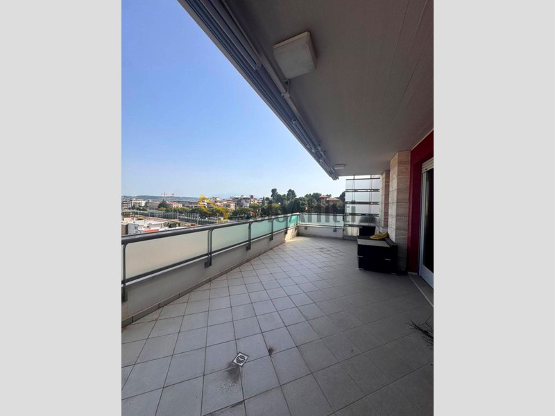 Quadrilocale in Affitto a Pescara, zona Stazione Centrale, 1'200&euro;, 107 m², arredato