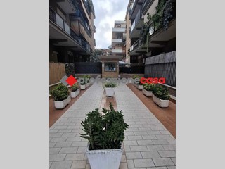 Trilocale in Vendita a Pomezia, 155'000&euro;, 70 m², con Box