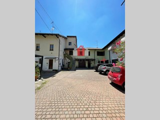 Trilocale in Vendita a Carnago, 129'000&euro;, 95 m², con Box