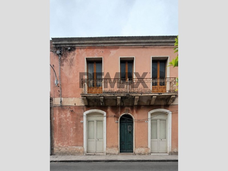 Appartamento in Vendita a Fiumefreddo di Sicilia, 37'000&euro;, 96 m²