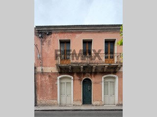 Appartamento in Vendita a Fiumefreddo di Sicilia, 37'000&euro;, 96 m²