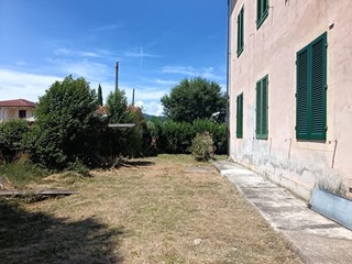 Quadrilocale in Vendita a Lucca, zona Monte San Quirico, 190'000&euro;, 90 m², con Box