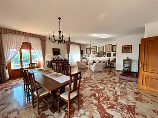 Appartamento in Vendita a Ortona, 320'000&euro;, 275 m²