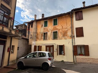 Appartamento in Vendita a Belluno, 70'000&euro;, 160 m²