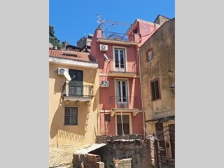 Appartamento in Vendita a Messina, 45'000&euro;, 173 m²