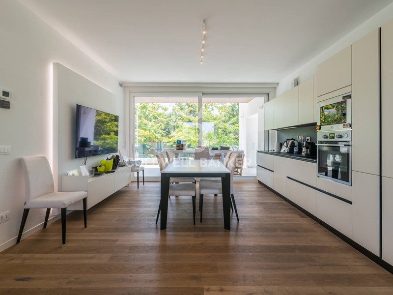 Attico in Vendita a Riccione, 750'000&euro;, 167 m², con Box