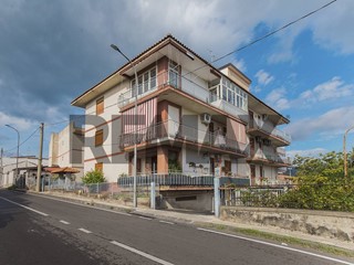 Appartamento in Vendita a Fiumefreddo di Sicilia, 75'000&euro;, 97 m²