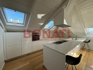 Appartamento in Affitto a La Spezia, zona Centro, 1'500&euro;, 140 m², arredato