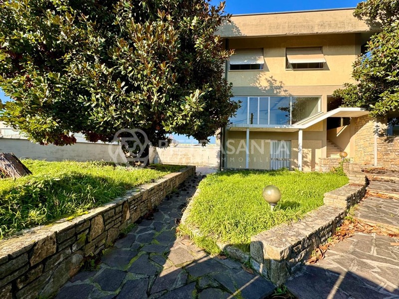 Appartamento in Vendita a Pietrasanta, 480'000&euro;, 280 m², arredato, con Box