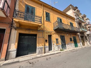 Appartamento in Vendita a Palermo, 100'000&euro;, 300 m²
