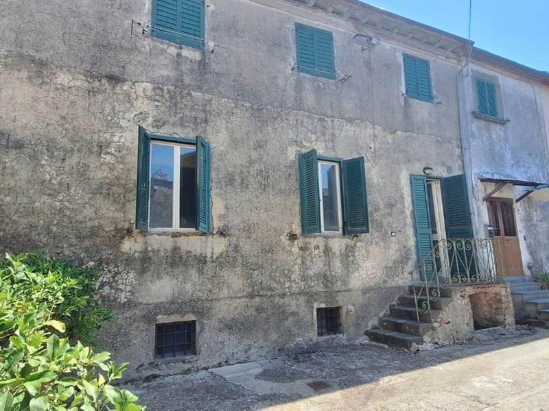 Appartamento in Vendita a Bagni di Lucca, zona Lugliano, 40'000&euro;, 110 m²