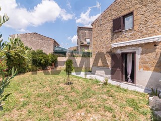 Trilocale in Vendita a Ischia di Castro, 52'000&euro;, 71 m²