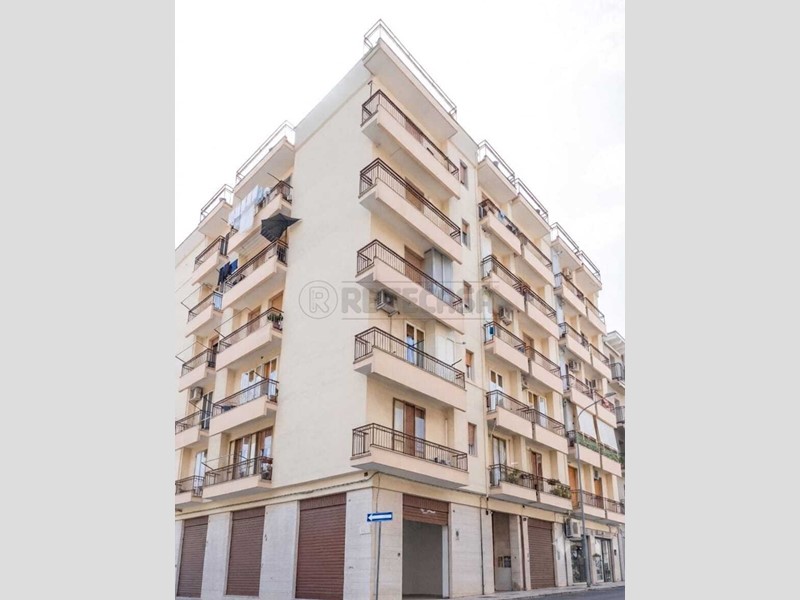 Appartamento in Vendita a Altamura, zona via Parisi, 210'000&euro;, 166 m², con Box