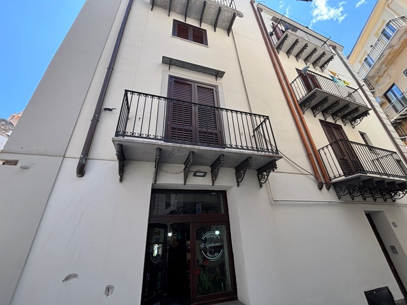 Quadrilocale in Affitto a Palermo, 1'000&euro;, 158 m²