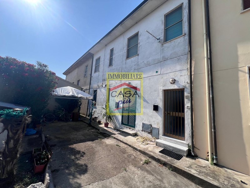Trilocale in Vendita a Cascina, zona San Lorenzo a Pagnatico, 60'000&euro;, 73 m²