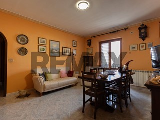 Trilocale in Vendita a Aci Sant'Antonio, 105'000&euro;, 90 m²