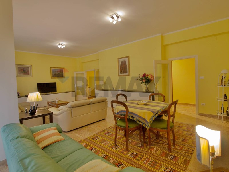Appartamento in Affitto a Sassari, 1'000&euro;, 193 m²