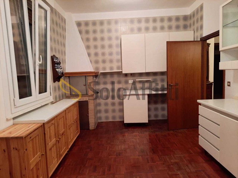 Appartamento in Affitto a Faenza, zona Parco Bucci, 870&euro;, 148 m²