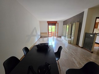 Appartamento in Vendita a Rovigo, zona S. Bortolo, 125'000&euro;, 110 m², con Box