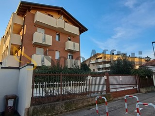 Bilocale in Affitto a Cesano Maderno, zona Zona Stazione F.N.M., 600&euro;, 60 m², arredato, con Box