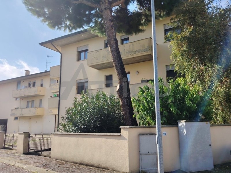 Appartamento in Vendita a Rovigo, zona S. Bortolo, 155'000&euro;, 125 m², con Box