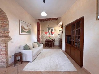 Quadrilocale in Vendita a Castelnuovo di Val di Cecina, zona Montecastelli Pisano, 79'000&euro;, 170 m², arredato, con Box