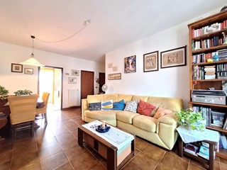 Trilocale in Vendita a Cascina, 125'000&euro;, 65 m², con Box
