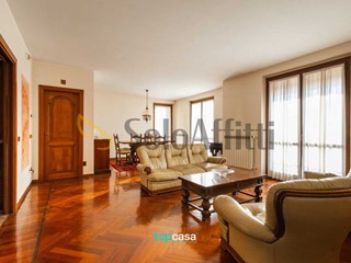 Quadrilocale in Affitto a Busto Arsizio, zona S. Edoardo, 1'200&euro;, 222 m², arredato
