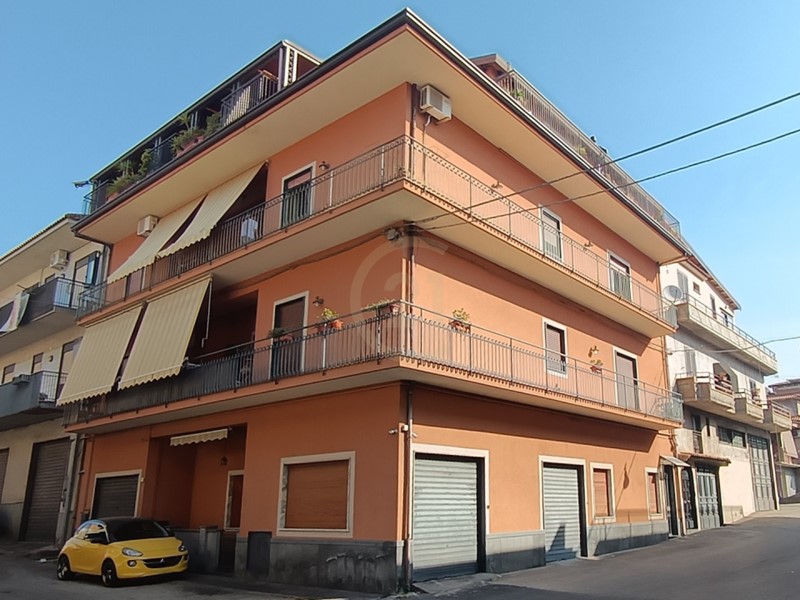 Appartamento in Vendita a Biancavilla, zona Centro, 175'000&euro;, 176 m², con Box
