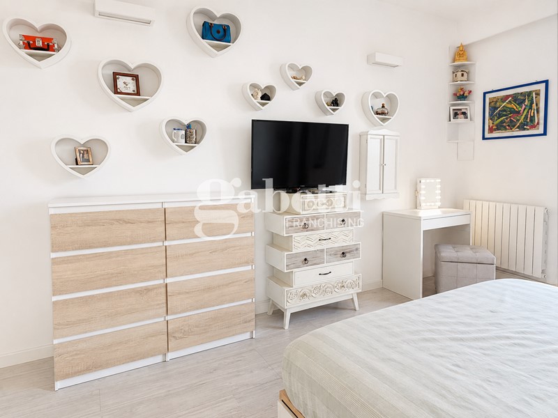 Attico in Vendita a Firenze, 470'000&euro;, 90 m², arredato