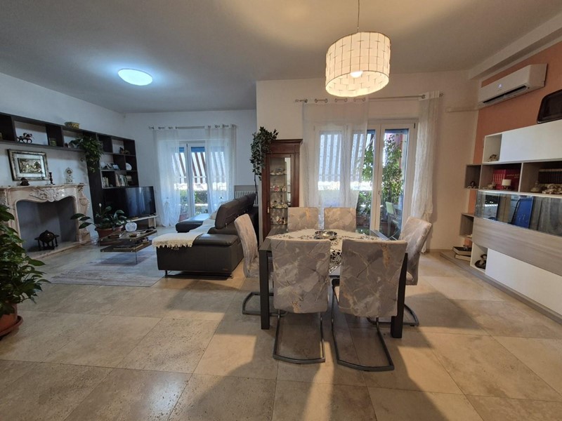 Appartamento in Vendita a Carrara, zona Avenza, 295'000&euro;, 138 m², arredato, con Box
