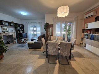 Appartamento in Vendita a Carrara, zona Avenza, 295'000&euro;, 138 m², arredato, con Box