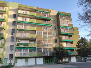 Appartamento in Vendita a Pieve Emanuele, 96'000&euro;, 90 m², con Box