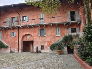 Appartamento in Vendita a Sesto Calende, zona Lentate Verbano, 76'800&euro;, 80 m²