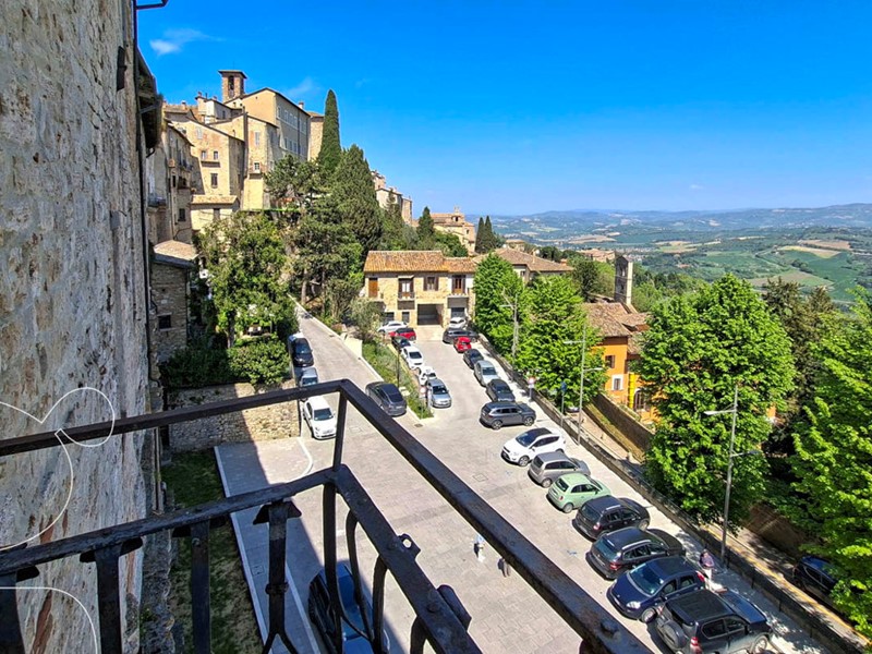 Appartamento in Vendita a Todi, 275'000&euro;, 180 m², arredato, con Box