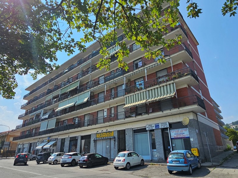 Trilocale in Vendita a Pinerolo, 129'000&euro;, 85 m², arredato, con Box