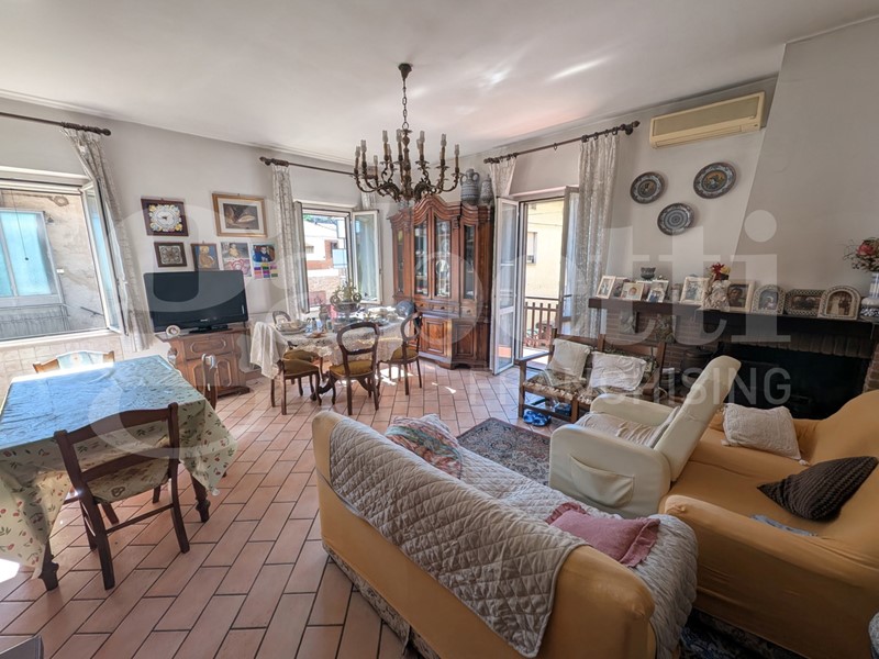 Appartamento in Vendita a Deruta, 135'000&euro;, 145 m², con Box