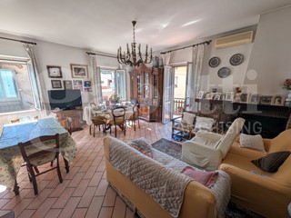 Appartamento in Vendita a Deruta, 135'000&euro;, 145 m², con Box