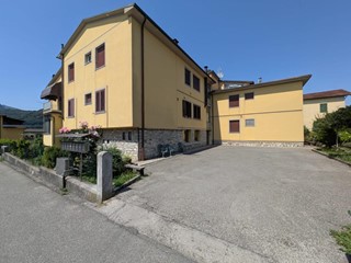 Appartamento in Vendita a Coreglia Antelminelli, zona Piano di Coreglia, 95'000&euro;, 103 m², arredato, con Box