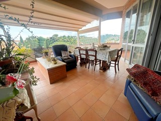 Appartamento in Vendita a Poggibonsi, 600'000&euro;, 260 m², con Box