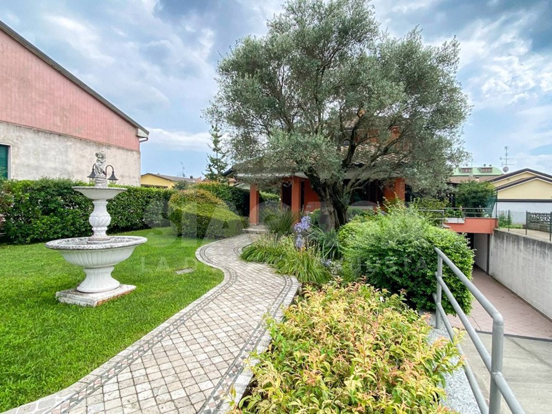 Trilocale in Vendita a Mezzago, 210'000&euro;, 144 m²